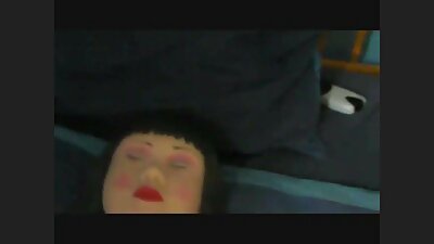 امرأة شابة جميلة خارج واللعب مع ألعابها فيلم رومانسي جنسي المفضلة