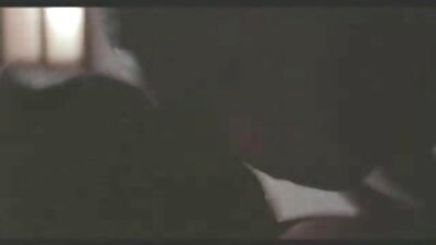 اثنين من الفتيات الاستلقاء على السرير ، أصلع الرجل فيلم جنسي عربي يعمل في لهم